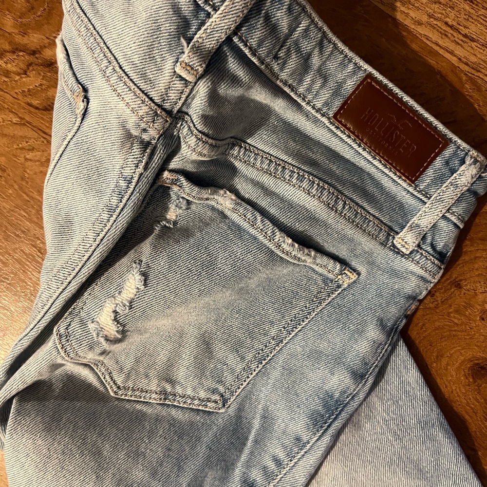 HOLLISTER - Picture 3 of 4